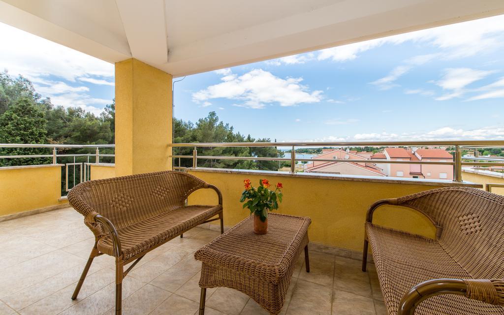 Vilola Bed and Breakfast Zambratija  Buitenkant foto