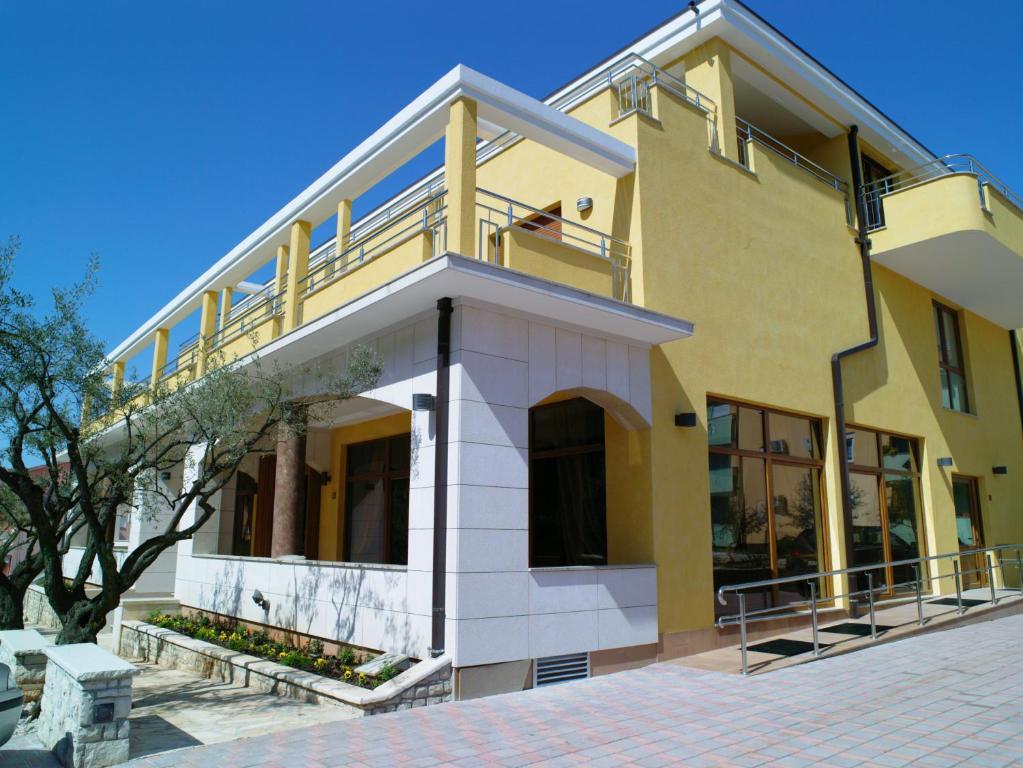 Vilola Bed and Breakfast Zambratija  Buitenkant foto
